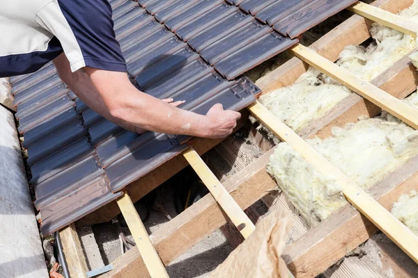 Roofer Laying Tile Roof — Stock Photo, Image