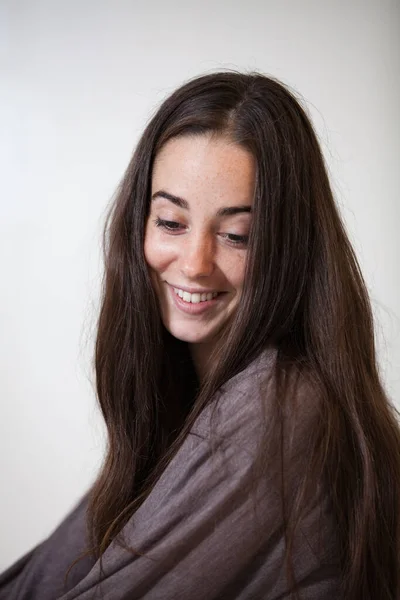 Портрет Молодой Милой Натуральной Женщины Макияжа Длинными Каштановыми Волосами — стоковое фото