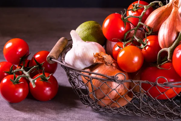 Póster Una Canasta Vieja Con Tomates Ajo Cebolla Para Decorar —  Fotos de Stock