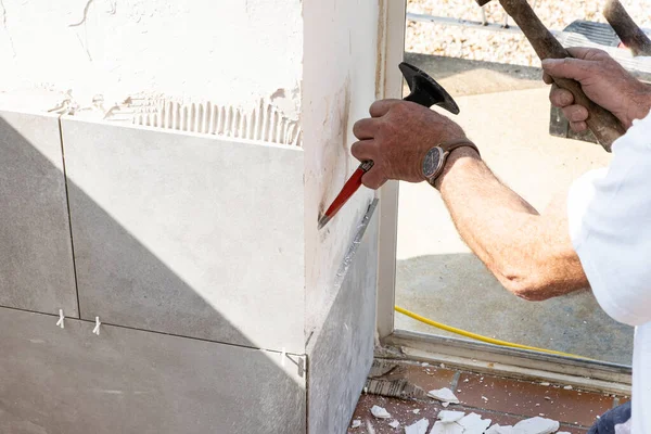 Murarz Przygotowuje Ścianę Dłutem Przed Układaniem Płytek Ceramicznych — Zdjęcie stockowe