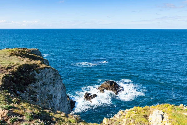 프랑스의 바다에 바위와 절벽들 스톡 사진