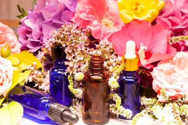 Цветы Бутылки Эфирных Масел Ароматерапии — стоковое фото