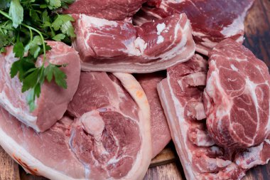 Tahta kesme tahtasında bir sürü taze domuz eti var.