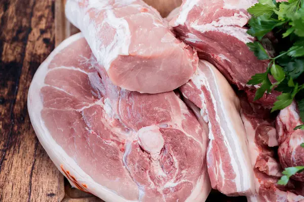 Muitos Pedaços Carne Porco Fresca Uma Placa Corte Madeira Fotos De Bancos De Imagens