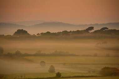 Val di Chiana 'nın baharda gün doğumunda manzarası