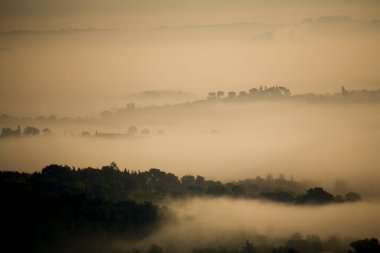 Val di Chiana 'nın baharda gün doğumunda manzarası