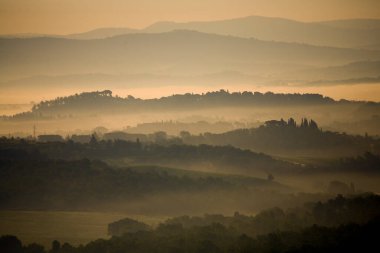 Val di Chiana 'nın baharda gün doğumunda manzarası