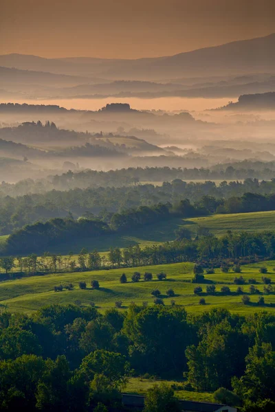 Val di Chiana 'nın baharda gün doğumunda manzarası
