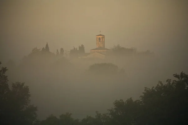 Val di Chiana 'nın baharda gün doğumunda manzarası