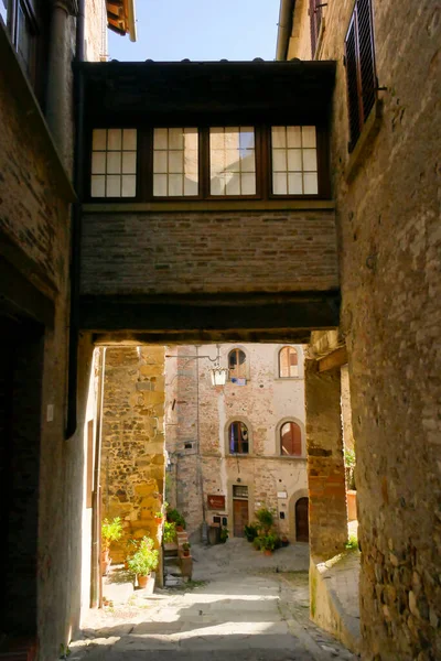 安吉亚里是阿雷佐省瓦尔蒂贝里纳市的一个富丽堂皇的村庄 意大利最美丽村庄 的一部分 可以自夸为意大利旅游团的 橙色旗帜 它是意大利旅游团品质的象征 — 图库照片