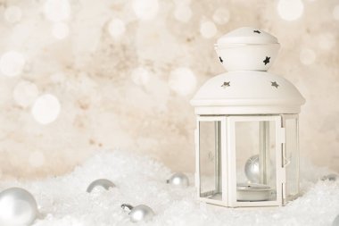 Kar ve toplarla dolu güzel bir Noel feneri. Arkaplanda yazı için yer var.