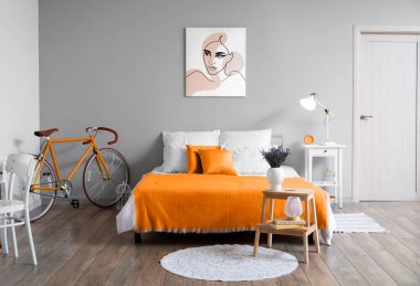 Yatak odasının içi şık ve bisikletli.