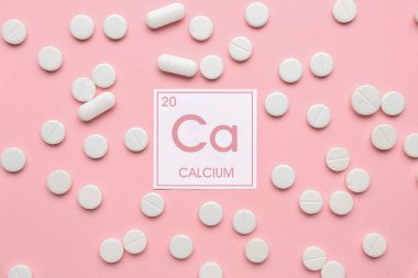 Pembe arka planda kalsiyum hapları