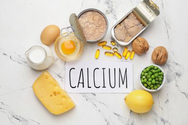 Metin CALCIUM ve hafif arkaplanda farklı sağlıklı ürünler