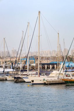 Güneşli bir günde tatil köyündeki güzel yatların manzarası
