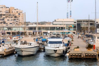 Güneşli bir günde tatil köyündeki güzel yatların manzarası