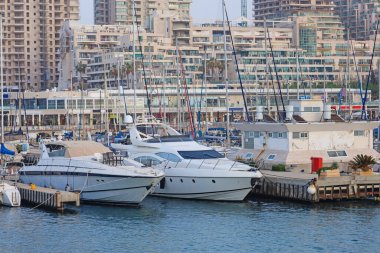 Güneşli bir günde tatil köyündeki güzel yatların manzarası