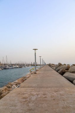 Deniz kenarında lambalar olan güzel patika manzarası