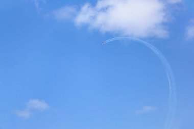 Mavi gökyüzünde uçan modern uçaklar