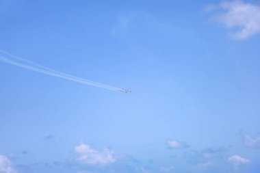 Mavi gökyüzünde uçan modern uçaklar