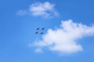 Mavi gökyüzünde uçan modern uçaklar