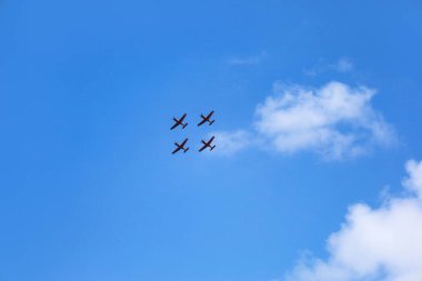 Mavi gökyüzünde uçan modern uçaklar