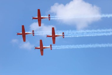 Mavi gökyüzünde uçan modern uçaklar