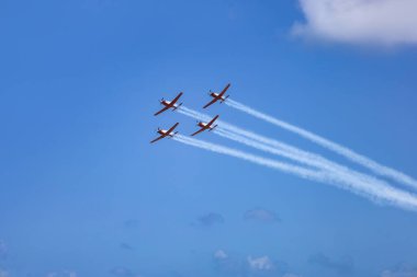 Mavi gökyüzünde uçan modern uçaklar