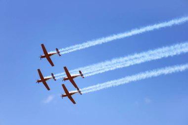 Mavi gökyüzünde uçan modern uçaklar