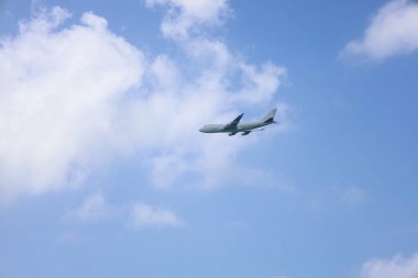 Mavi gökyüzünde uçan modern uçak