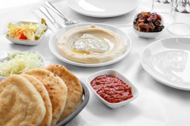 Lokantada lezzetli humus tabağı, yakın plan.