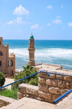 Deniz kıyısındaki güzel deniz fenerinin manzarası