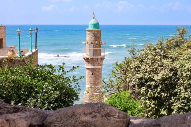 Deniz kıyısındaki güzel deniz fenerinin manzarası