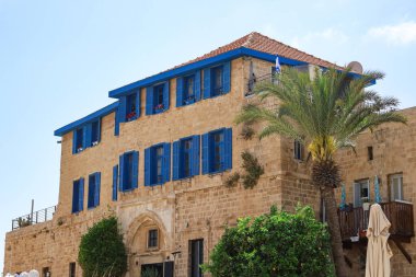 Mavi pencereli güzel bina manzarası