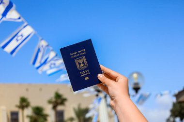 İsrail pasaportlu bir kadın, yakın plan.