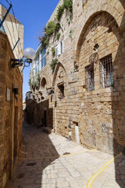 Kasabadaki taş bina ve çit manzarası