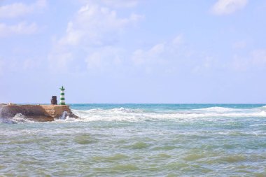 Deniz feneri olan güzel deniz manzarası