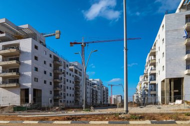 Bitmemiş binaların ve endüstriyel vinçlerin görüntüsü