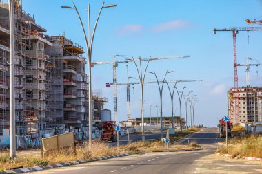 Bitmemiş binaların ve endüstriyel vinçlerin görüntüsü