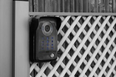 Çitlerdeki modern dahili telefon, yakın plan.