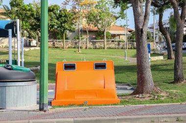 Şehir parkında çöp konteynırları
