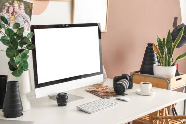 Moda ofisinde bilgisayar ve ekipman bulunan fotoğrafçı işyeri