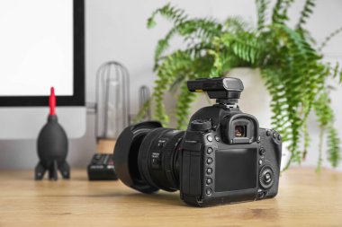 Ofisteki profesyonel fotoğraf makinesi, yakın plan.