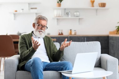 Dizüstü bilgisayarlı erkek psikolog mutfakta sohbet ediyor.