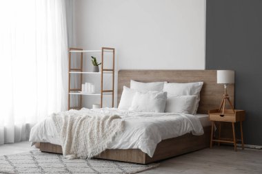 Büyük yataklı ve raflı modern yatak odası.