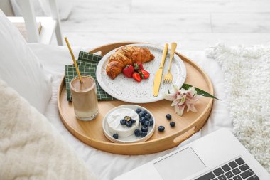 Lezzetli kruvasan, böğürtlen ve beyaz battaniyeli bir bardak kakao.