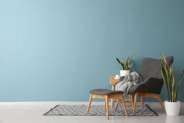 Yumuşak koltuklu, şatafatlı ve çiçekli bir oturma odası.