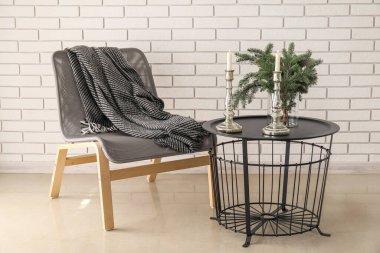 Noel dalları ve mumlarla dolu vazo açık oturma odasında.