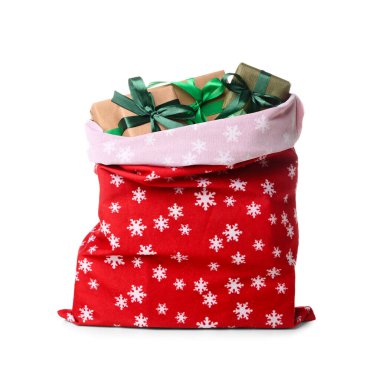 Beyaz arka planda izole edilmiş farklı hediyelerle dolu Noel Baba çantası.