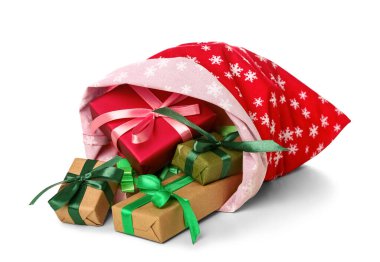 Beyaz arka planda izole edilmiş hediyelerle dolu Noel Baba çantası